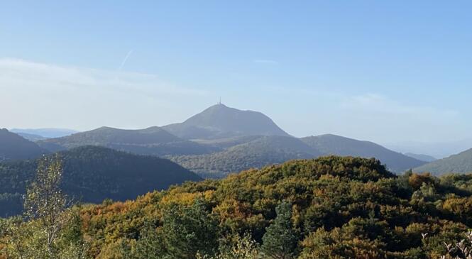 Premières couleurs d'automne sur la chaîne des Puys image article